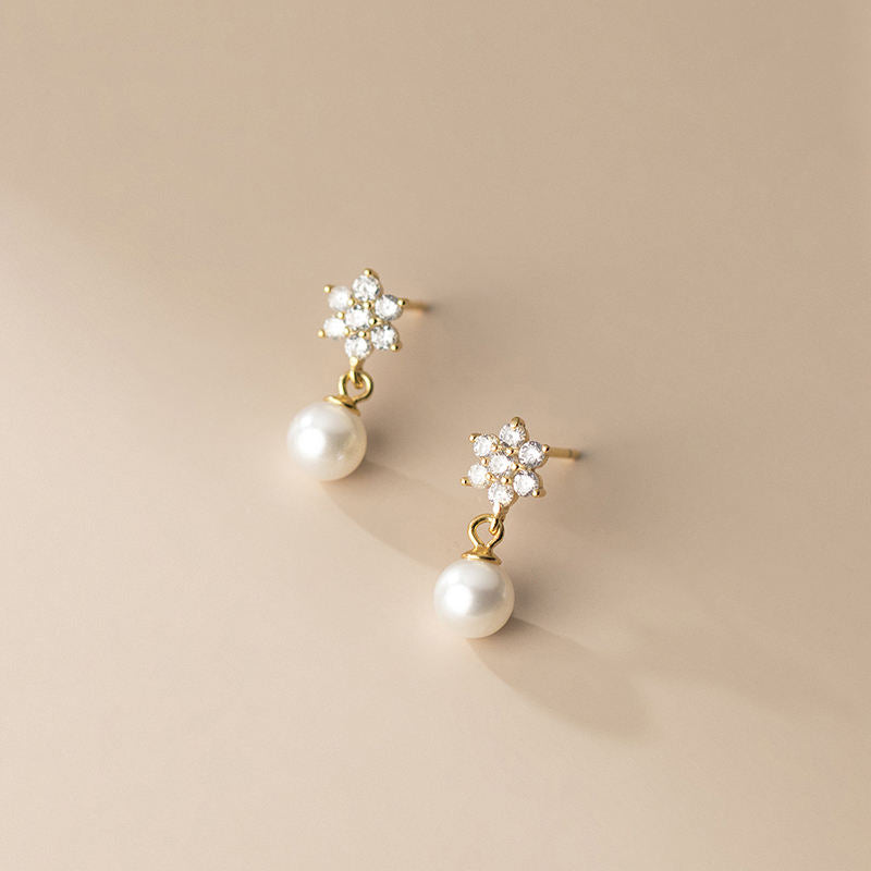 Klara – Orecchini a cerchio in oro con perle.