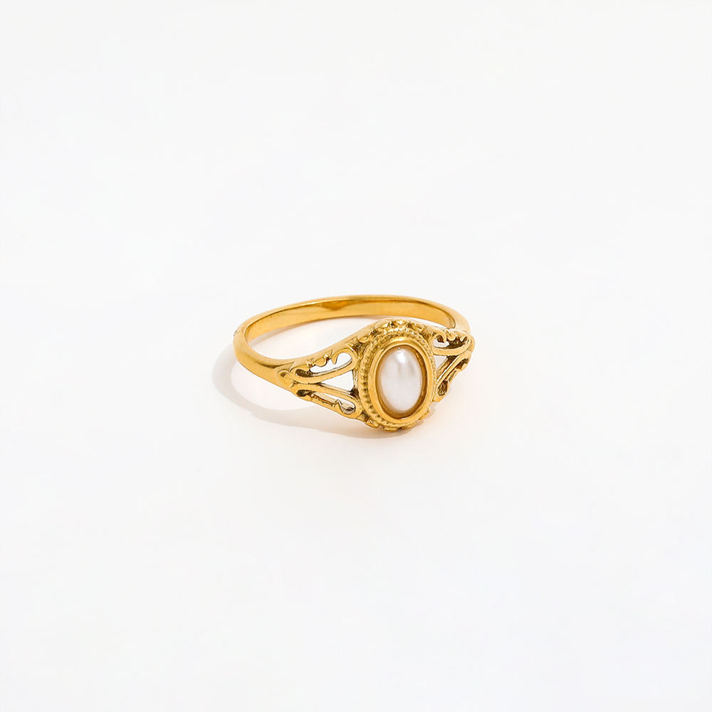 Klára – Anello in oro minimalista con una delicata onda.