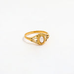 Klára – Anello in oro minimalista con una delicata onda.