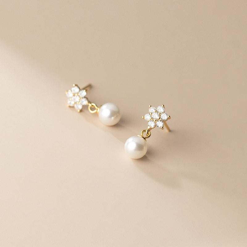 Klara – Orecchini a cerchio in oro con perle.