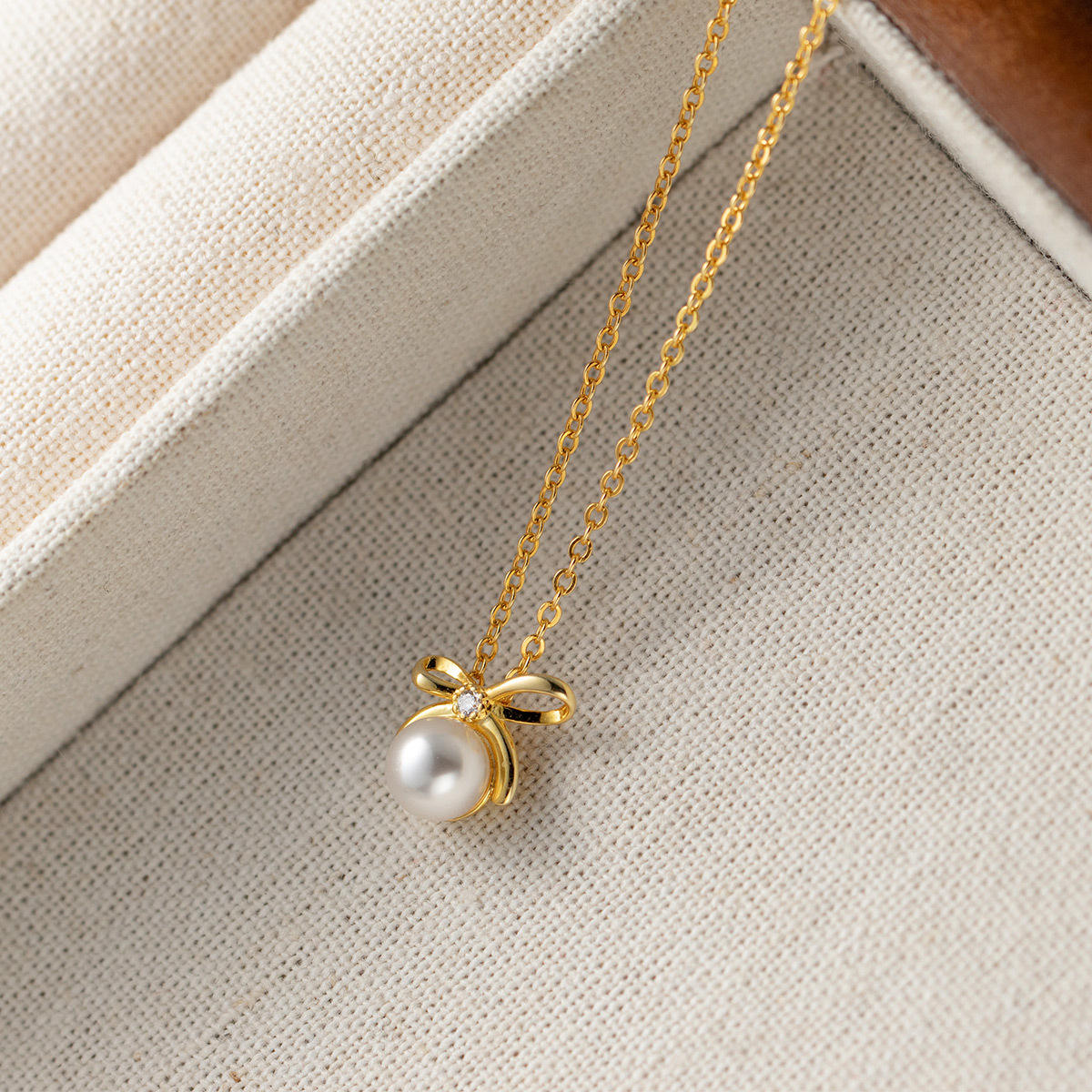 Johana-Luisa – Orecchini in oro con doppia perla.