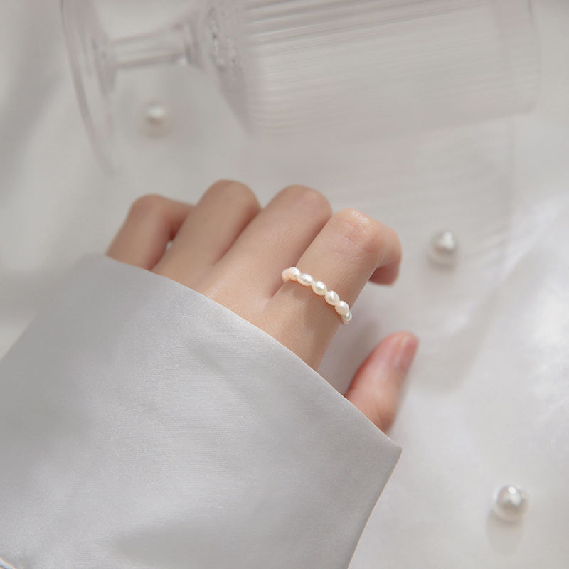Friederika – Anello scultoreo in oro con dettaglio di perle.