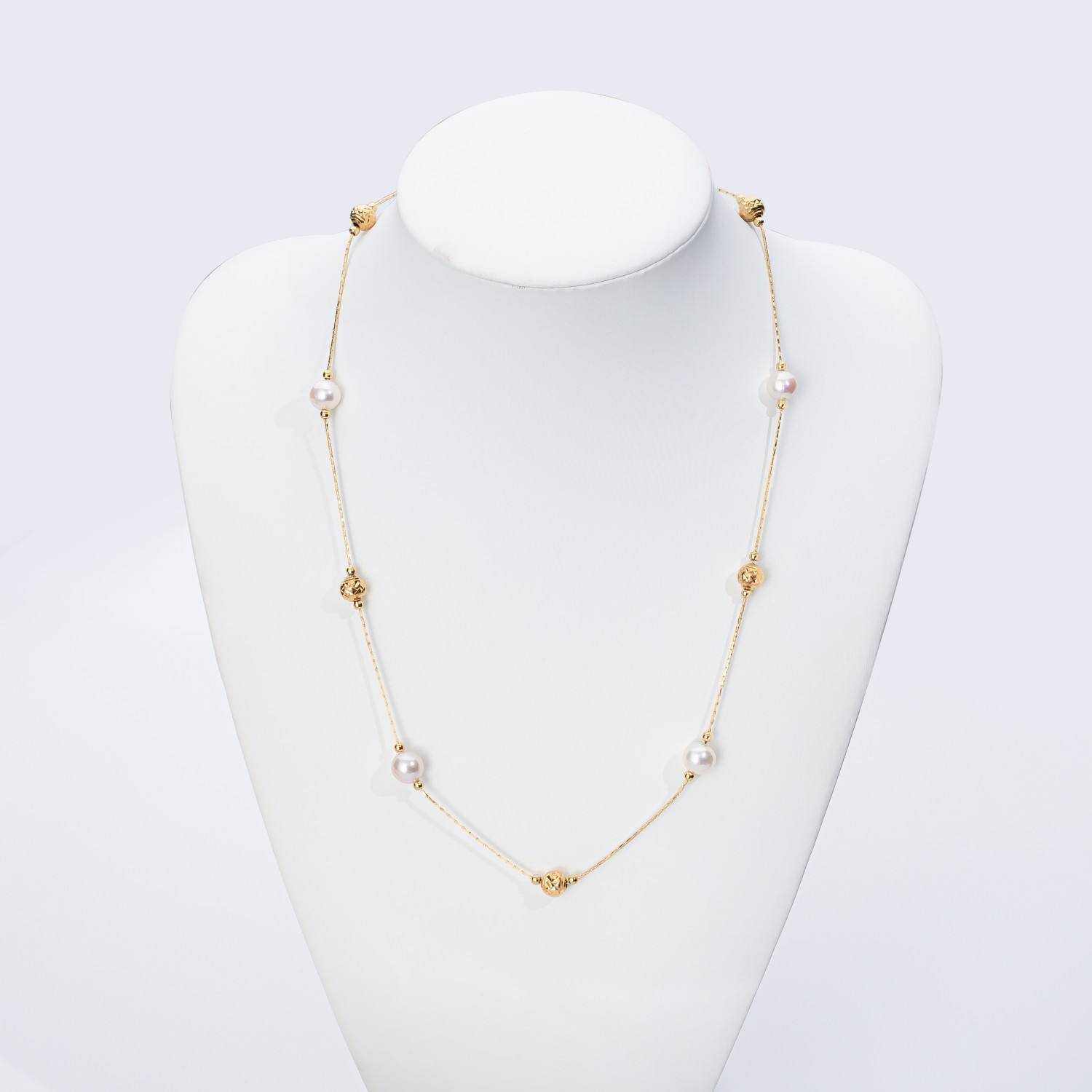 Jana – Orecchini di perle minimalisti con borchie.