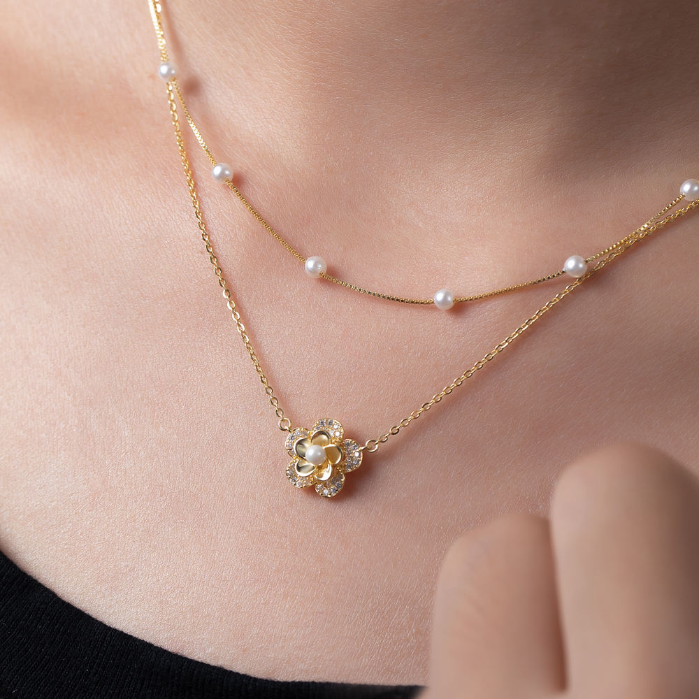 Paul-Marie – Orecchini in oro con bordo di perle.