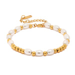 Livia – Delicato bracciale di perle con riflessi dorati.