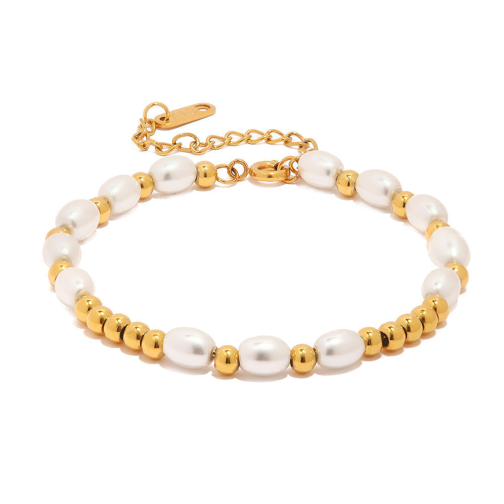 Livia – Delicato bracciale di perle con riflessi dorati.