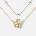 Paul-Marie – Orecchini in oro con bordo di perle.