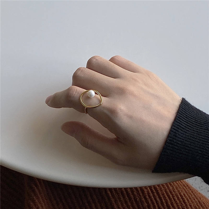 Greta – Anello placcato oro con perla.