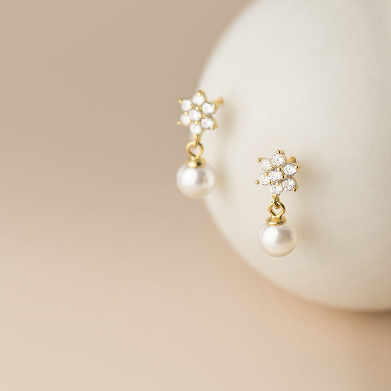 Klara – Orecchini a cerchio in oro con perle.