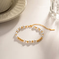 Livia – Delicato bracciale di perle con riflessi dorati.
