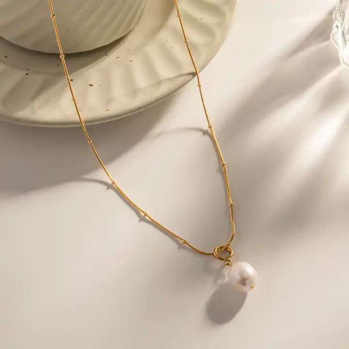 Pavlina – Collana dorata con pendente in perla