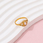 Klára – Anello in oro minimalista con una delicata onda.