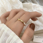 Elisa - Un anello di perle giocoso con un cuore dorato.