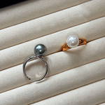 Ida – Anello placcato oro con superficie liscia e accento di perla.