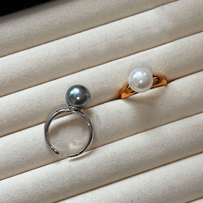 Ida – Anello placcato oro con superficie liscia e accento di perla.