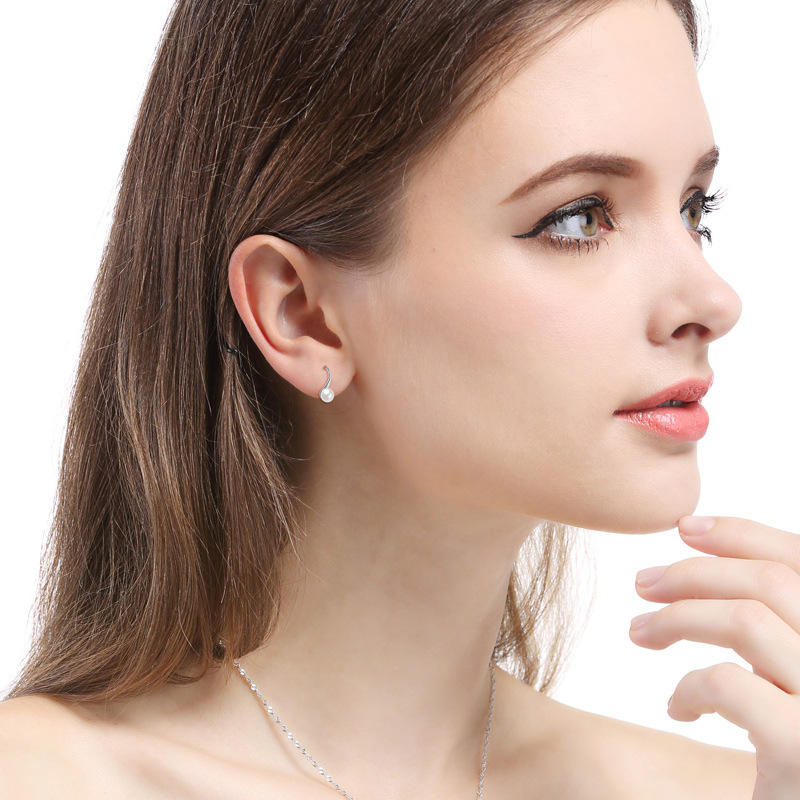 Helena – Orecchini in oro con perla ovale.