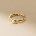 Kateřina – Delicato anello in oro con una linea di perle.