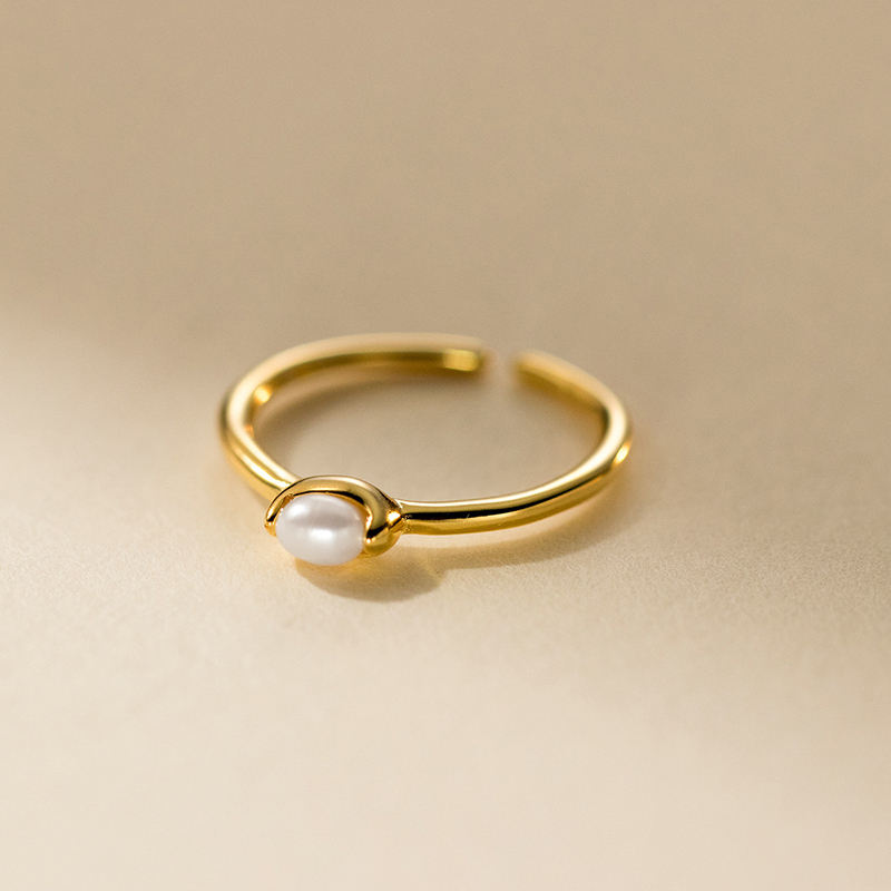 Kateřina – Delicato anello in oro con una linea di perle.