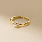 Kateřina – Delicato anello in oro con una linea di perle.