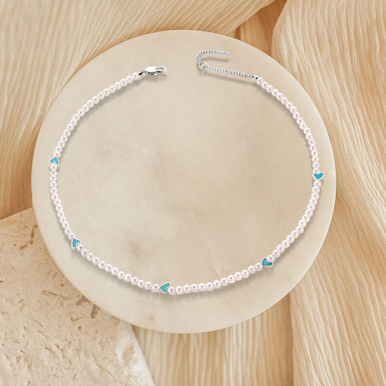 Beáta – Orecchini di perle rotonde con montatura liscia in oro.
