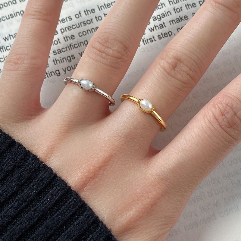 Kateřina – Delicato anello in oro con una linea di perle.