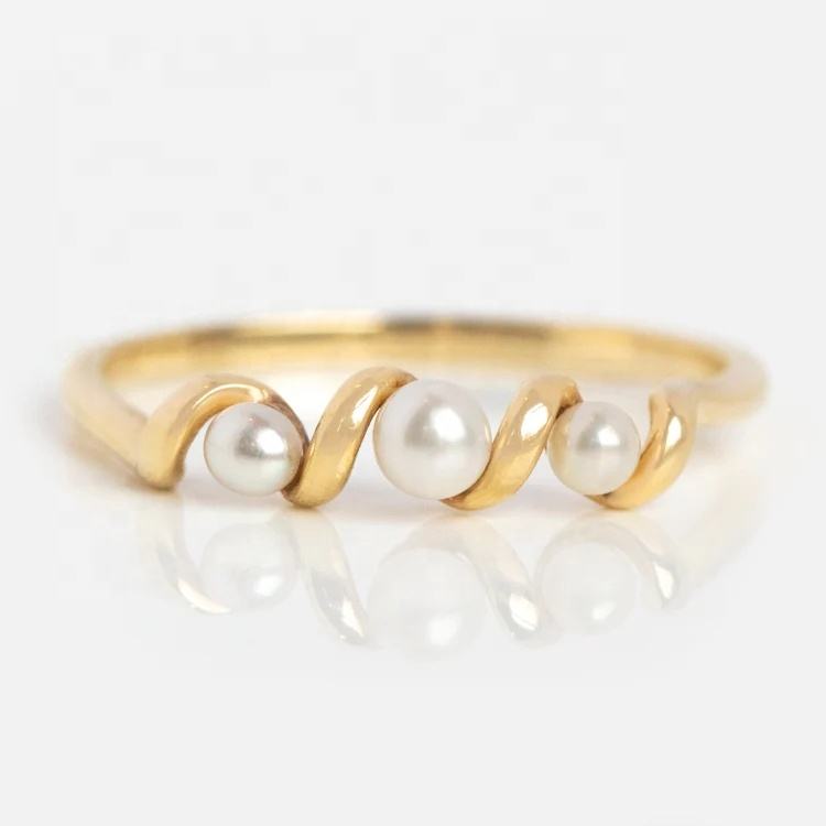 Helena – Anello placcato oro con perle.