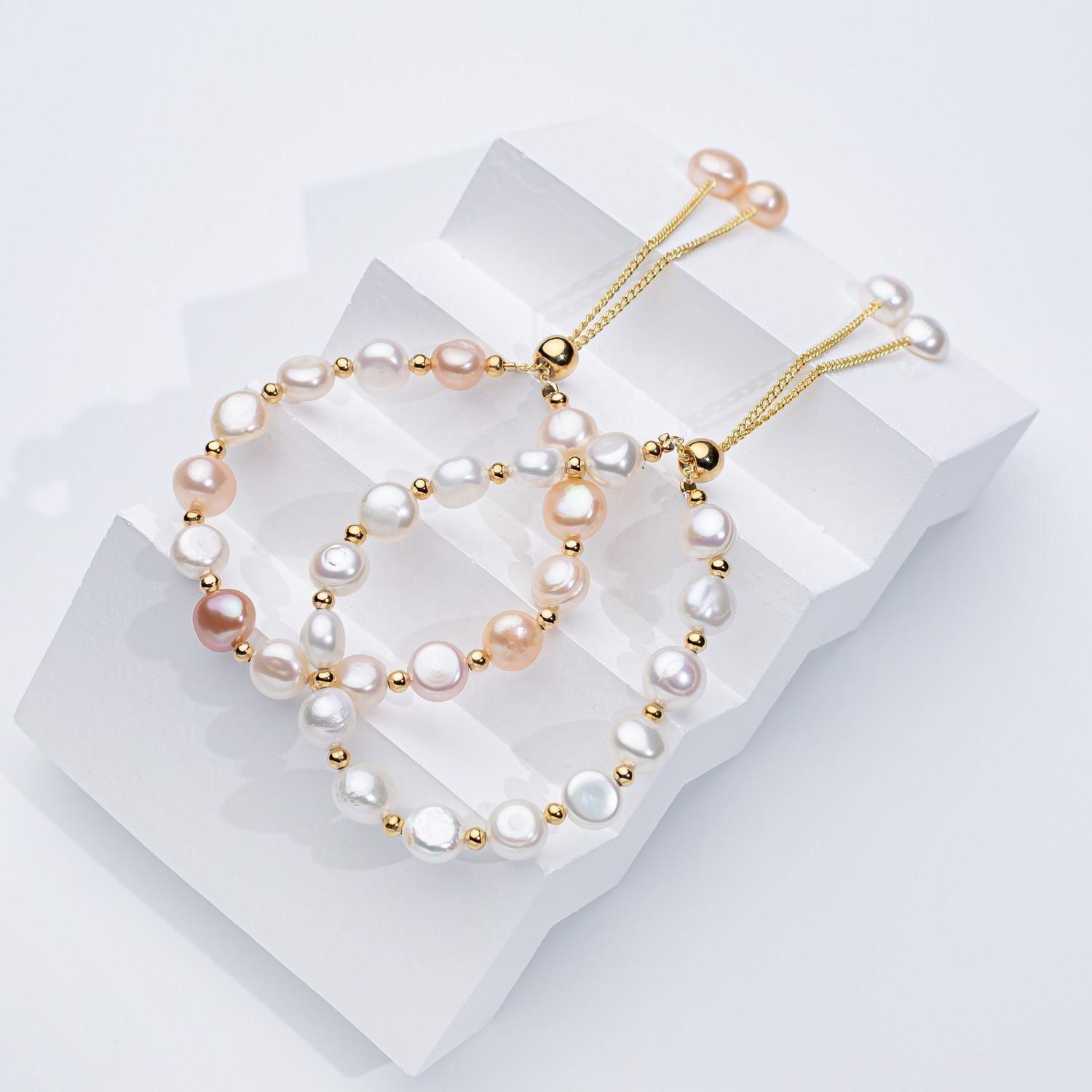 Carina – Orecchini in oro con perle mobili.