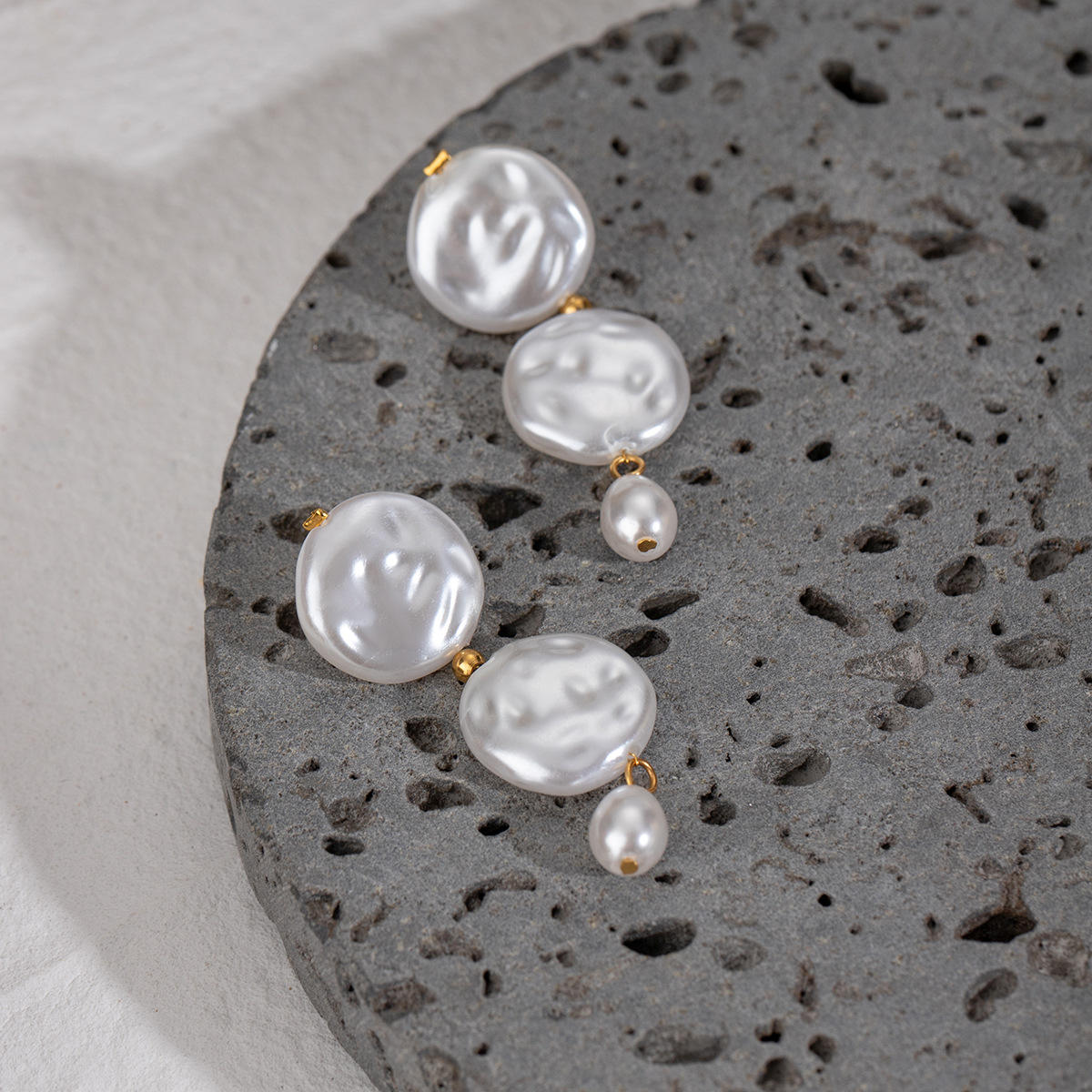 Romina – Bracciale in oro con perle e maglie delicate.