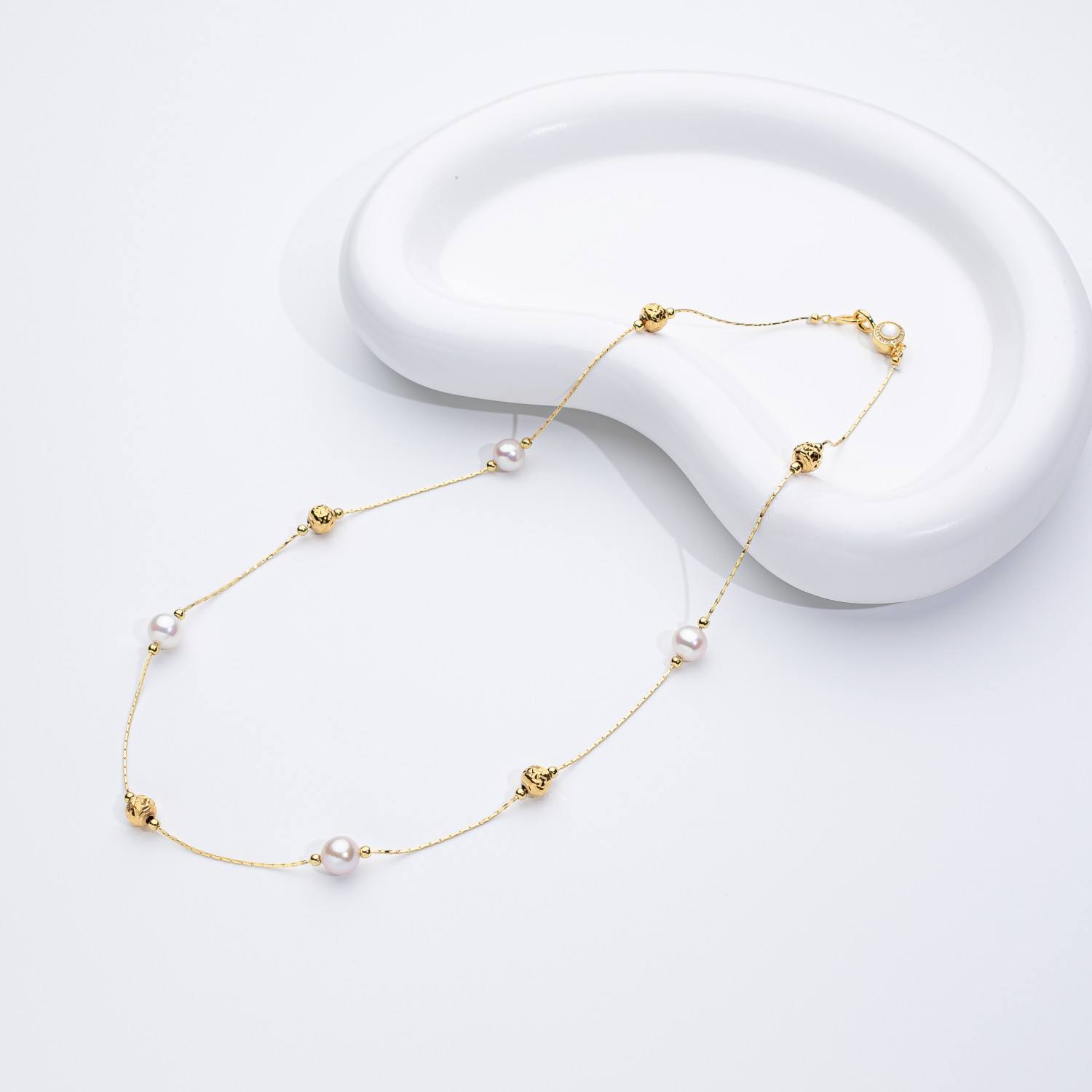 Jana – Orecchini di perle minimalisti con borchie.