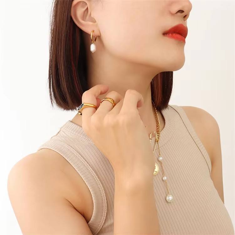 Greta-Marie – Orecchini in oro con perle pendenti.