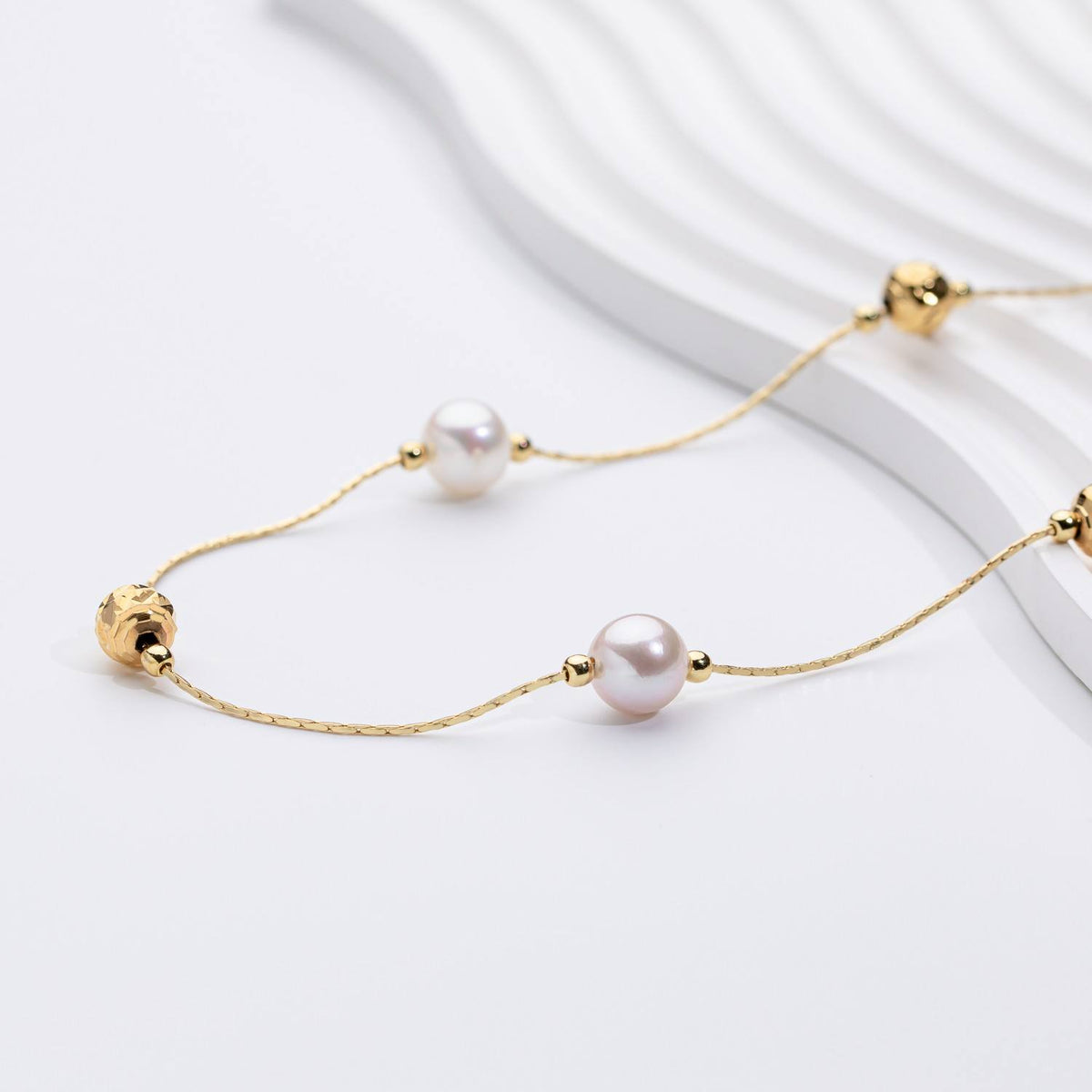 Jana – Orecchini di perle minimalisti con borchie.