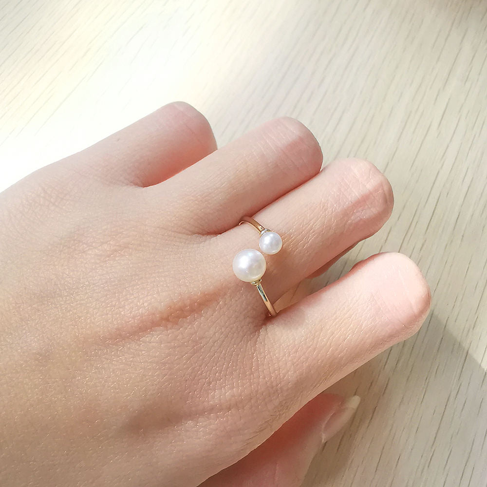 Johana – Anello con finale asimmetrico in perla.