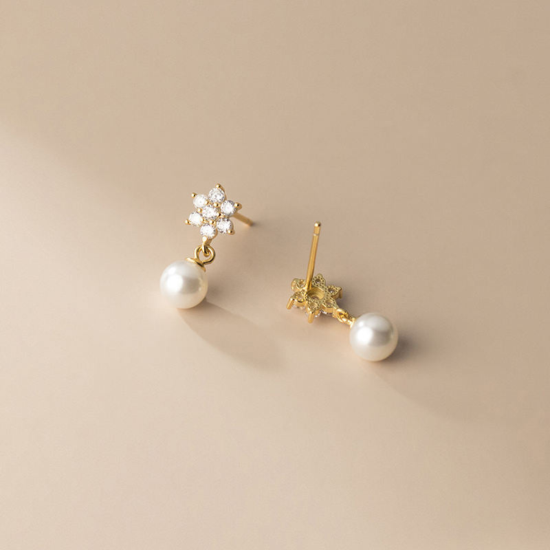 Klara – Orecchini a cerchio in oro con perle.