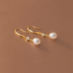 Nora – Classico bracciale di perle con chiusura moderna.