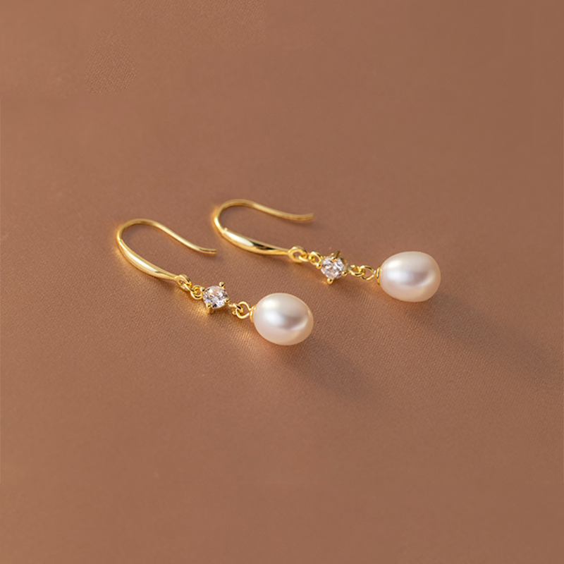 Nora – Classico bracciale di perle con chiusura moderna.