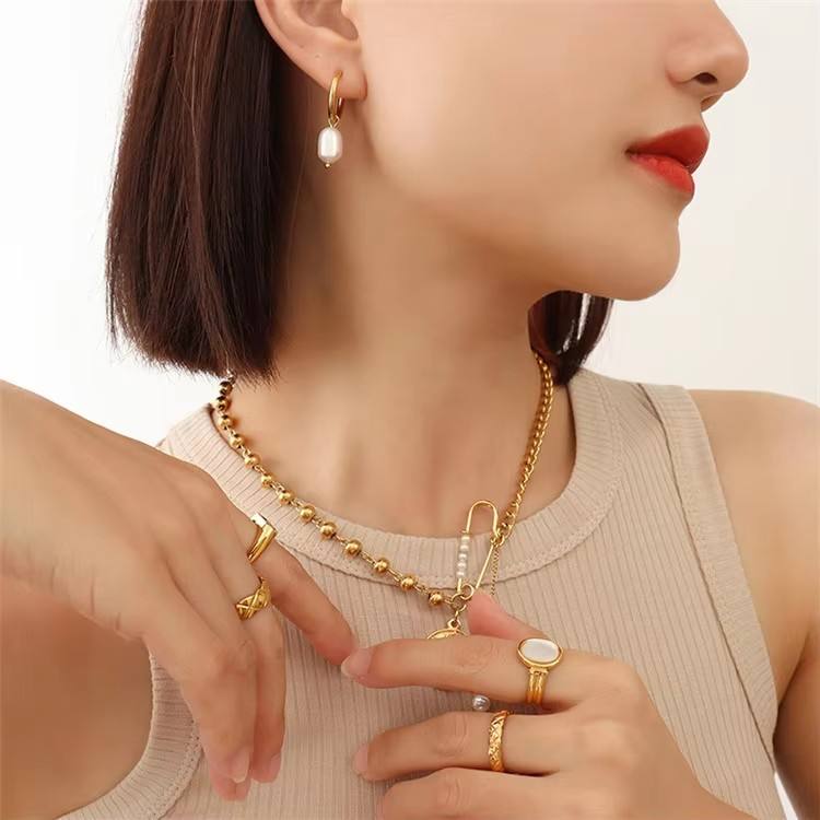Greta-Marie – Orecchini in oro con perle pendenti.
