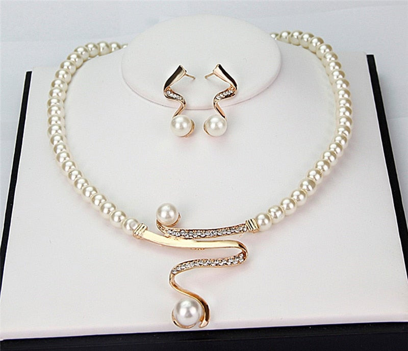 Set collana e orecchini con perle naturali
