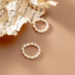 Friederika – Anello scultoreo in oro con dettaglio di perle.