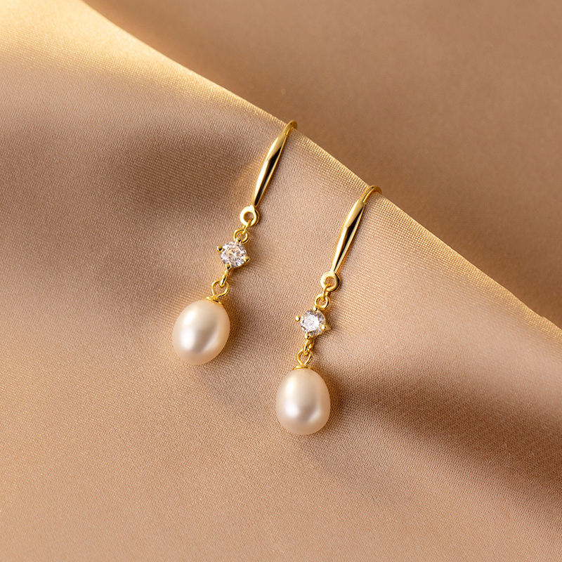 Nora – Classico bracciale di perle con chiusura moderna.