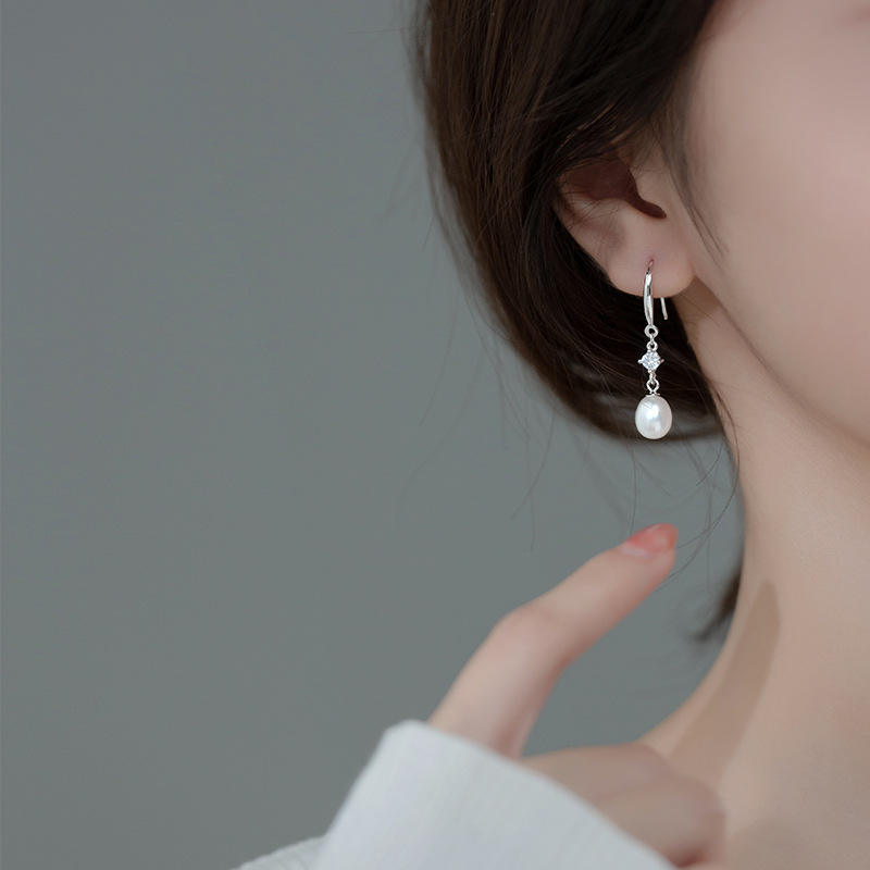Nora – Classico bracciale di perle con chiusura moderna.