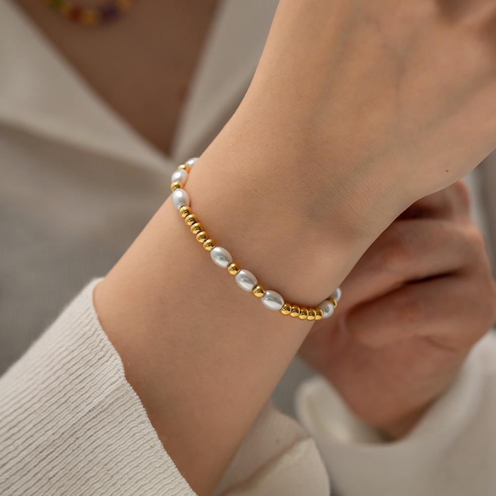 Livia – Delicato bracciale di perle con riflessi dorati.