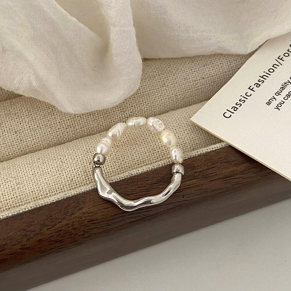 Elisa - Un anello di perle giocoso con un cuore dorato.