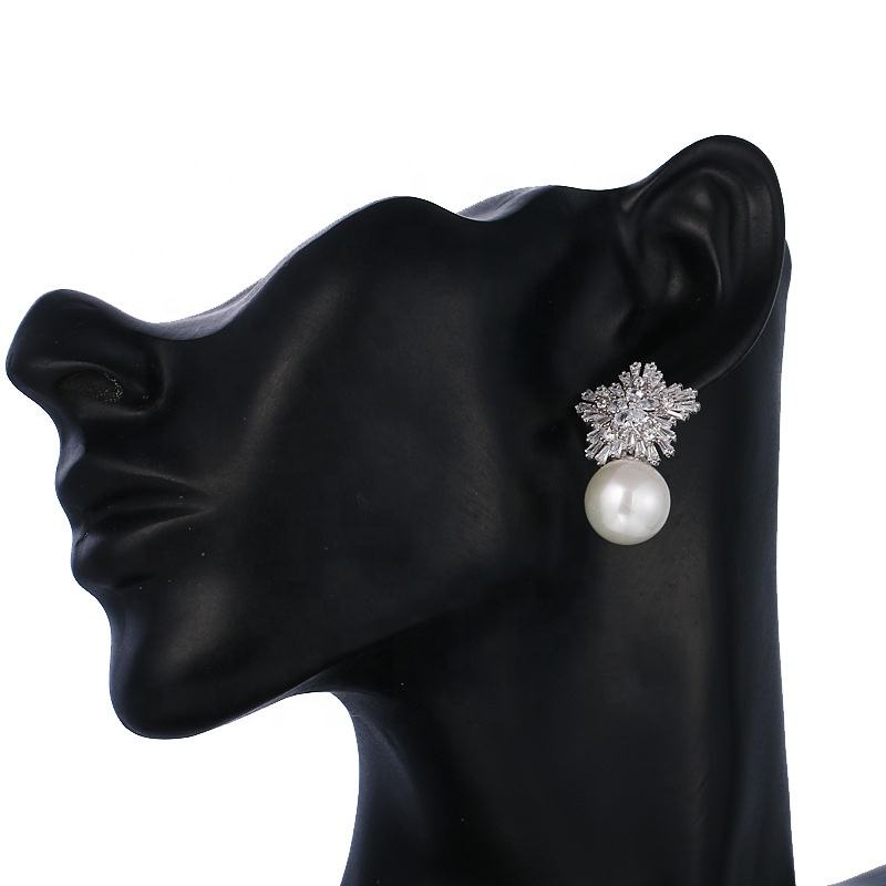 Selina – Bracciale di perle con ciondolo in oro.