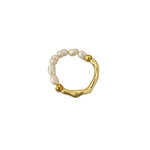 Elisa - Un anello di perle giocoso con un cuore dorato.