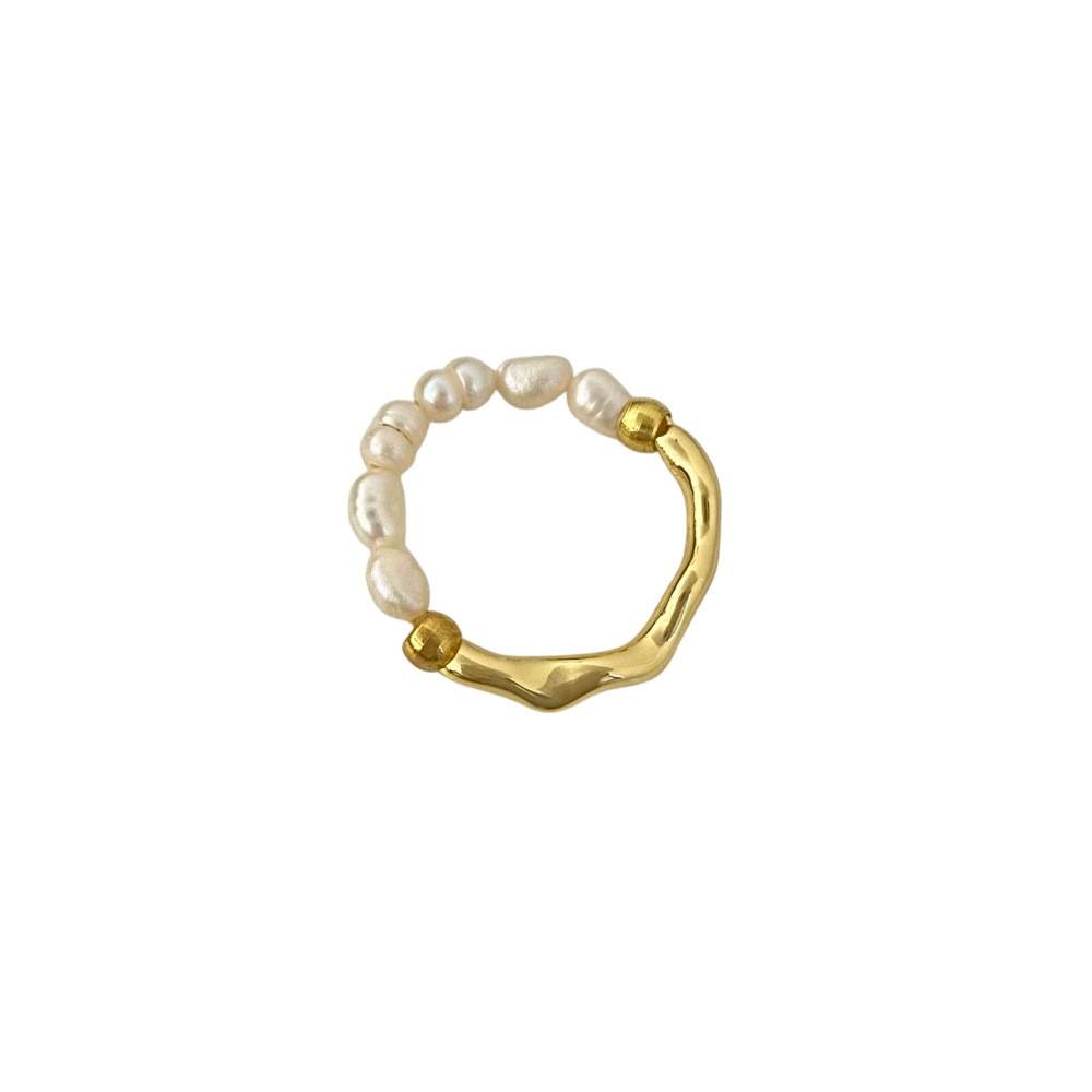 Elisa - Un anello di perle giocoso con un cuore dorato.