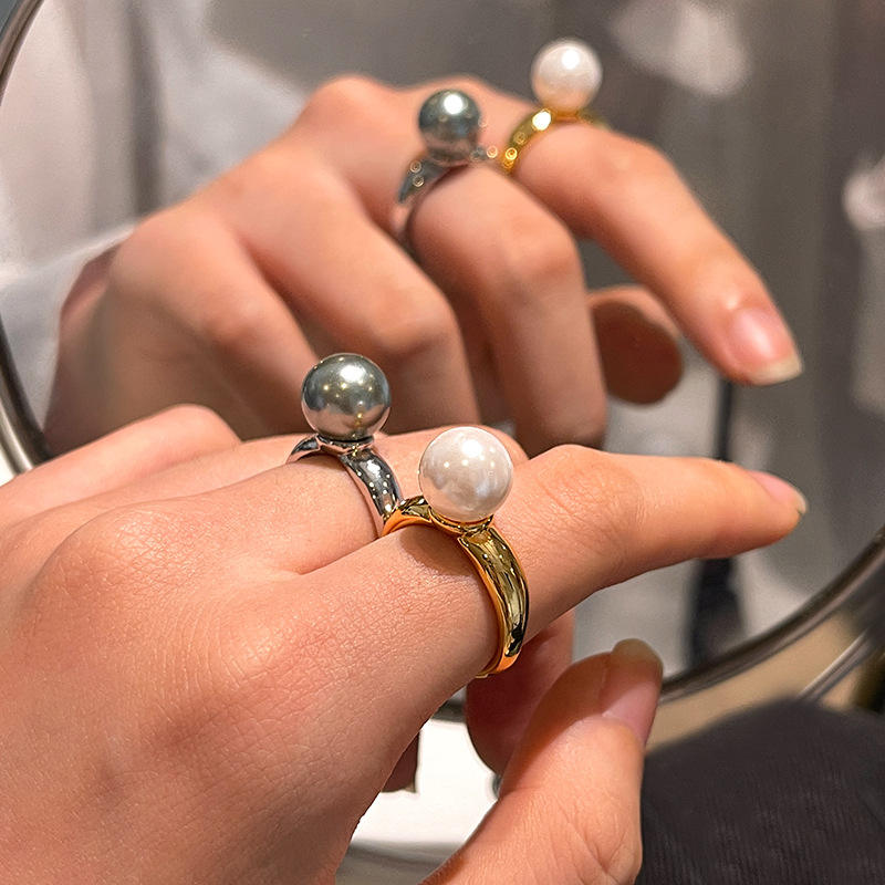 Ida – Anello placcato oro con superficie liscia e accento di perla.