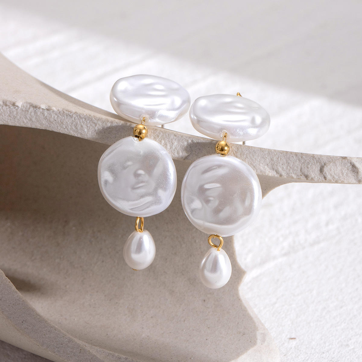 Romina – Bracciale in oro con perle e maglie delicate.