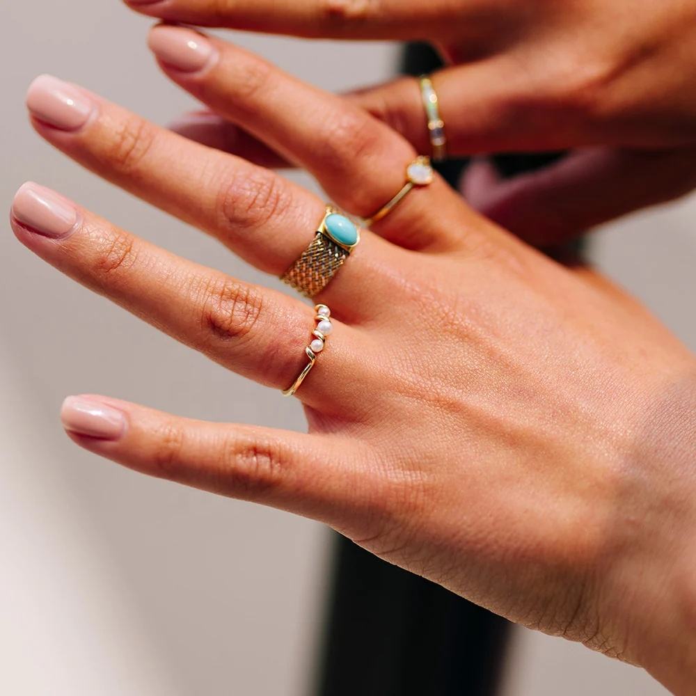Helena – Anello placcato oro con perle.