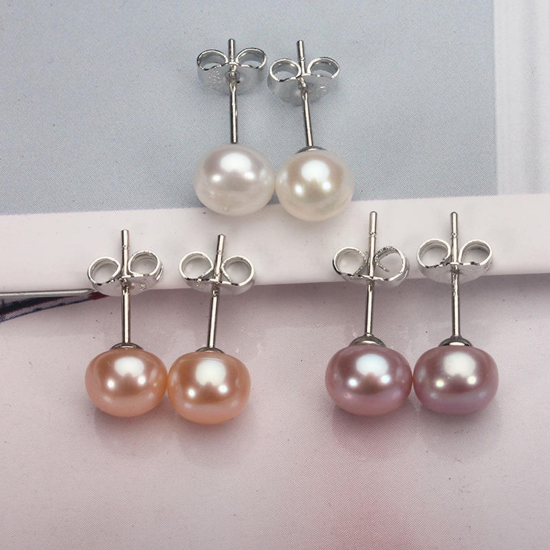 Frieda – Orecchini in oro con perle e forma chiara.