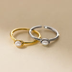 Kateřina – Delicato anello in oro con una linea di perle.